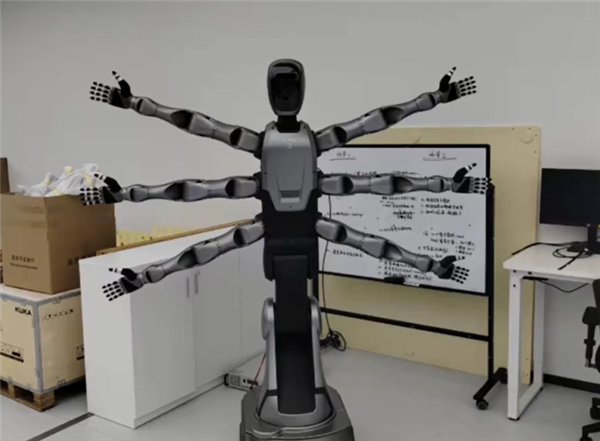 美的机器人“美罗U”首亮相：6臂协同作业 年底进厂“打工”(图1)