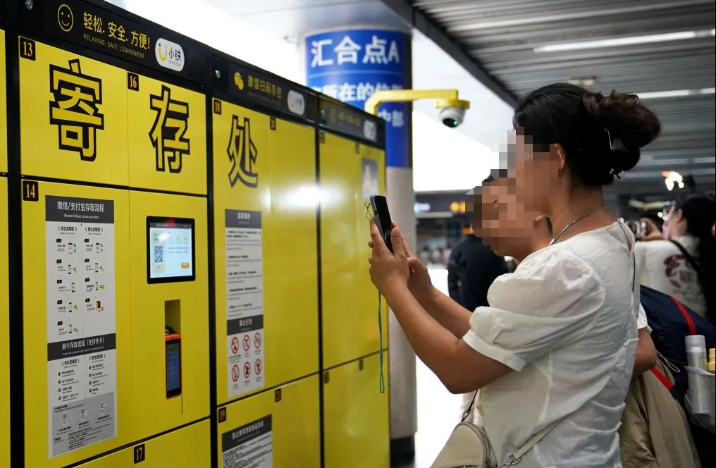 一柜难求，人气火爆，众多媒体到场报道！小铁智能寄存柜携手上海地铁打造出行轻体验(图4)